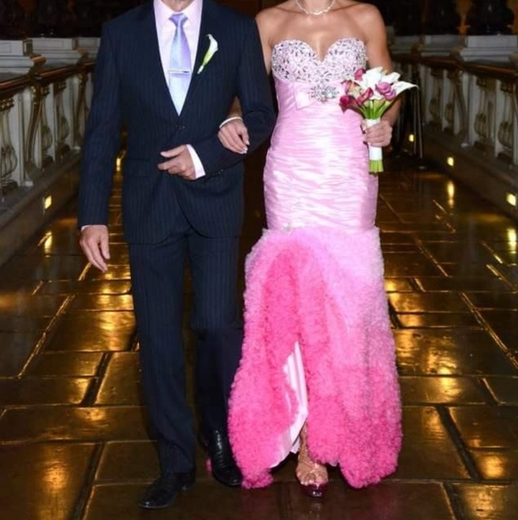 A very elegant dress with a head piece - Picture 3 of 3